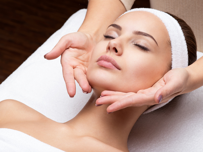 Démonstration Esthétique : Les 3 clés de la réussite d’un massage visage anti-âge manuel efficace et durable