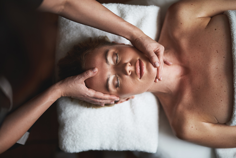 Démonstration Esthétique : Le massage du visage : le moyen, naturel et durable de paraître plus jeune