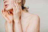 Démonstration Esthétique : Le massage-soin visage « lifting naturel » pour retarder la chirurgie esthétique