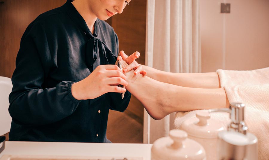 Démonstration Esthétique : Comment rendre le soin des mains, pieds et ongles plus attractif, holistique et profitable ?