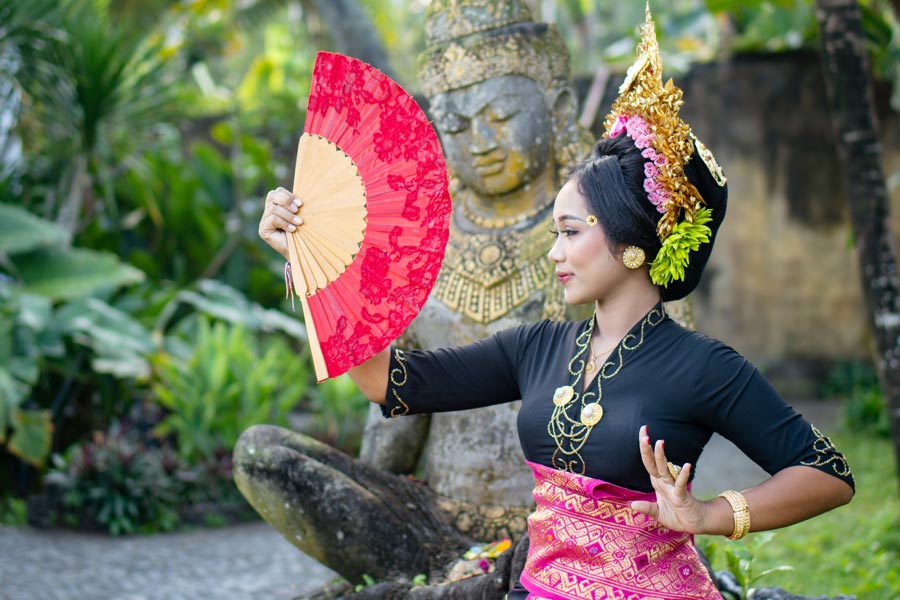 Bercements magiques ! L’art indonésien du massage avec les sarongs pour une libération totale